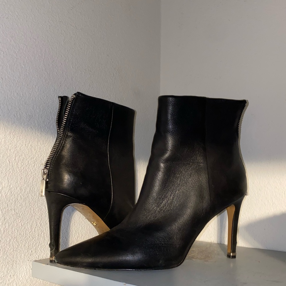 Kenneth Cole New York Riley 85 Simple Bootie Pump in Black Womans Shoes SZ 9.5 M